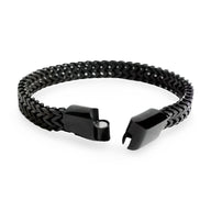 Bracelet noir en acier inoxydable à maille spiga avec fermoir moderne ouvert.