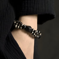 Bracelet mixte en agate noire et bois d'ébène avec perles sculptées élégantes.