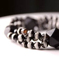 Bracelet mixte en agate noire facettée et bois d’ébène sculpté, finition polie.