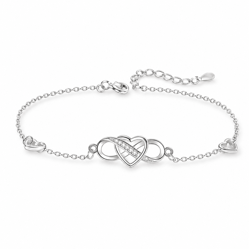 Packshot studio bracelet Lauranne argent, motif infini et cœur serti de zircons.
