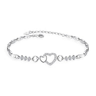 Bracelet en argent massif avec deux cœurs entrelacés et petits cristaux scintillants.