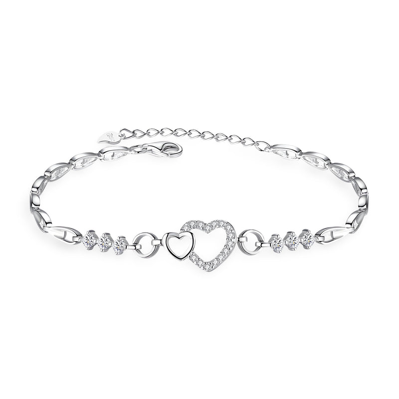 Bracelet en argent massif avec deux cœurs entrelacés et petits cristaux scintillants.