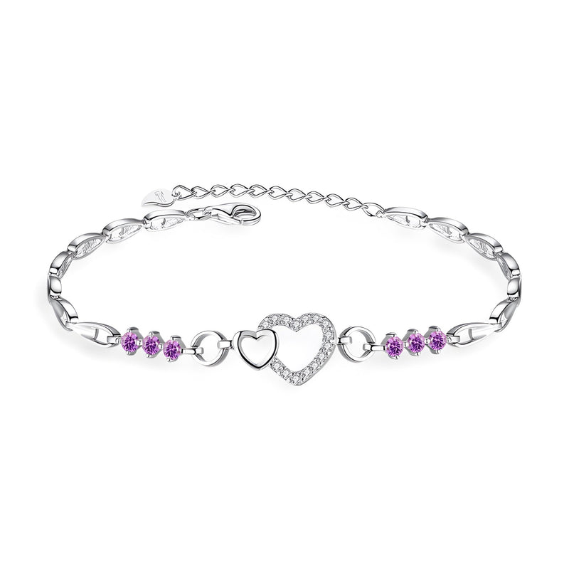 Bracelet en argent massif pour femme avec charms doubles cœurs et pierres violettes éclatantes.
