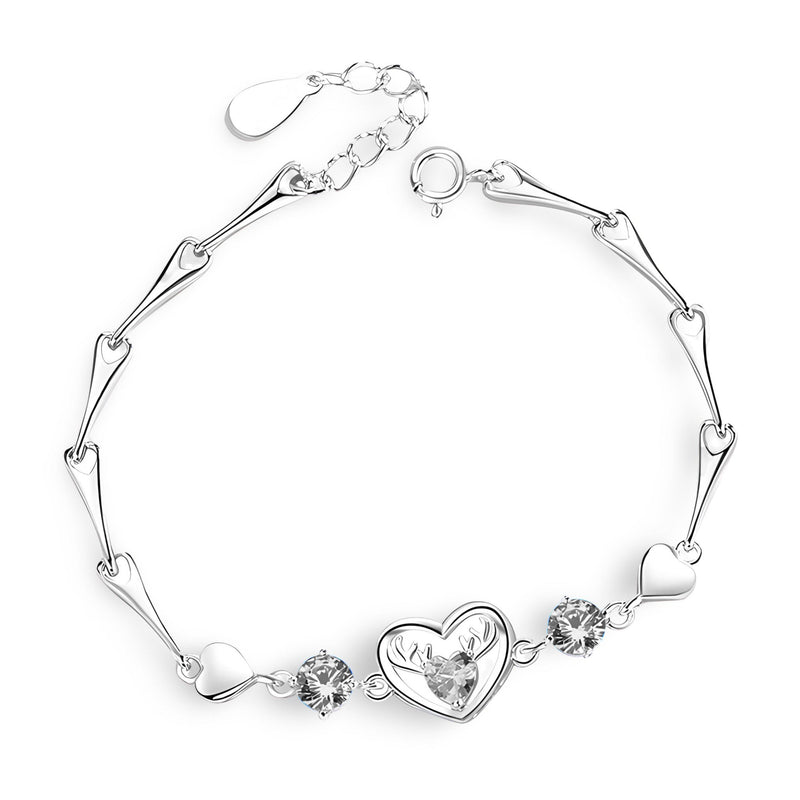 Bracelet argent fin pour femme avec charms cœur et cerf, détails délicats et pierres brillantes.