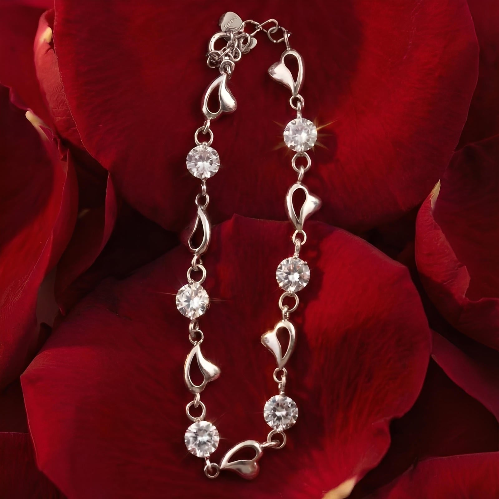 Bracelet femme en argent pur avec maillons en forme de cœur et cristaux brillants.