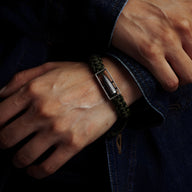 Bracelet pour homme en argent sterling avec balle militaire encadrée et cordelette vert olive tressée.