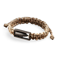 Bracelet pour homme en corde beige tressée avec balle militaire en argent sterling dans un cadre rectangulaire noir.