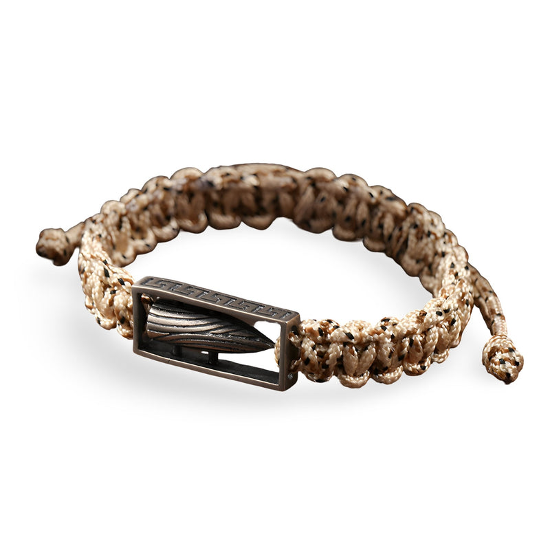 Bracelet pour homme en corde beige tressée avec balle militaire en argent sterling dans un cadre rectangulaire noir.