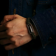 Bracelet homme en argent sterling avec balle militaire encadrée et tressage vert foncé.