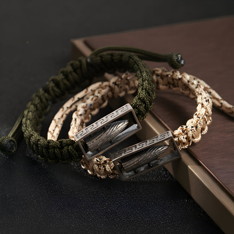 Bracelet homme argent sterling avec balle militaire encadrée sur corde tressée verte et beige.