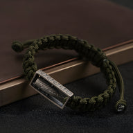 Bracelet homme en argent sterling avec balle militaire encadrée et cordon tressé vert militaire.