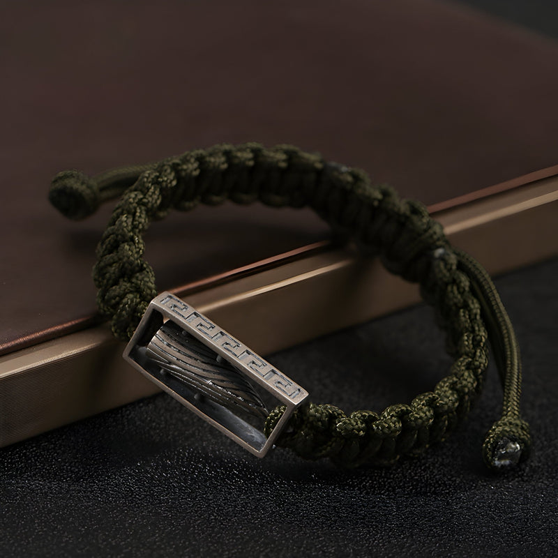 Bracelet homme en argent sterling avec balle militaire encadrée et cordon tressé vert militaire.