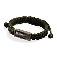 Bracelet homme en corde tressée vert foncé avec balle militaire en argent sterling encadrée.