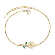 Bracelet fin en or avec pendentif marguerite détaillé et feuilles émaillées vertes.