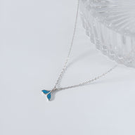 Bracelet fin en argent sterling avec pendentif charm queue de baleine émaillée bleu et blanc.