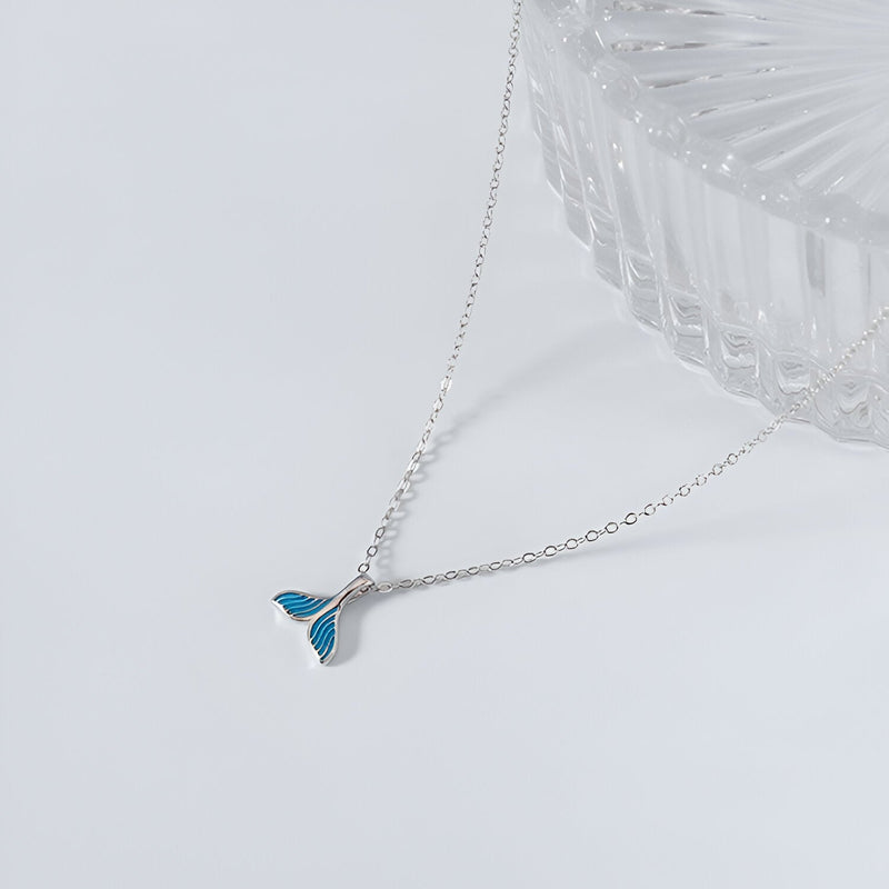 Bracelet fin en argent sterling avec pendentif charm queue de baleine émaillée bleu et blanc.