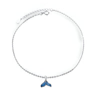 Bracelet chaîne fine en argent sterling avec charm queue de baleine bleue pour femme.