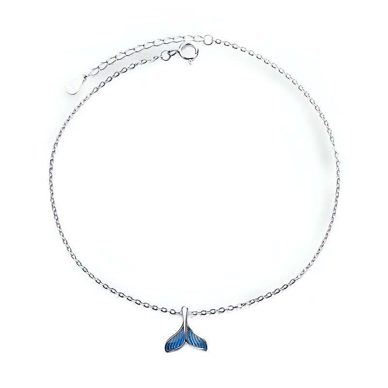 Bracelet chaîne fine en argent sterling avec charm queue de baleine bleue pour femme.
