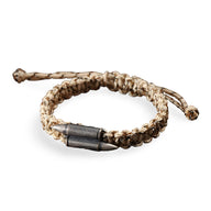 Bracelet tressé beige avec deux balles militaires en argent sterling, style masculin robuste.