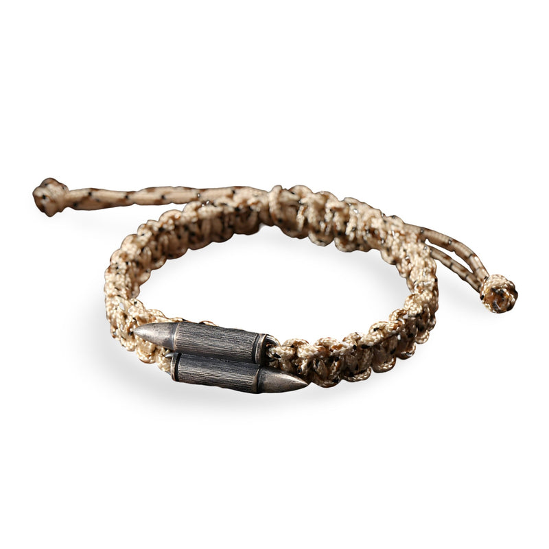 Bracelet tressé beige avec deux balles militaires en argent sterling, style masculin robuste.