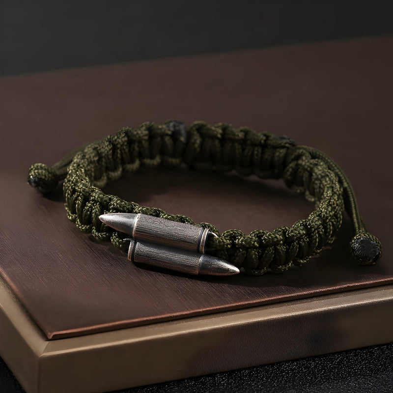 Bracelet homme en argent sterling avec cordon vert tressé et double balles militaires en métal argenté.