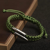 Bracelet homme en argent sterling avec cordon vert tressé et double balles militaires argentées.