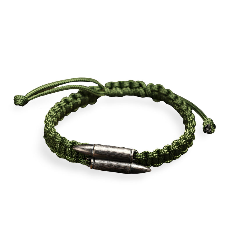Bracelet masculin en argent sterling avec cordon vert tressé et double balle militaire en métal vieilli.