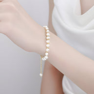 Bracelet délicat en argent sterling avec perles naturelles blanches, modèle Clarissa, élégant sur poignet féminin.