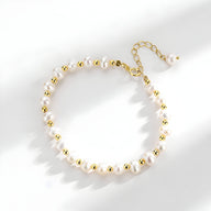 Bracelet femme perles naturelles blanches et mini boules en or, chaîne ajustable en argent sterling.