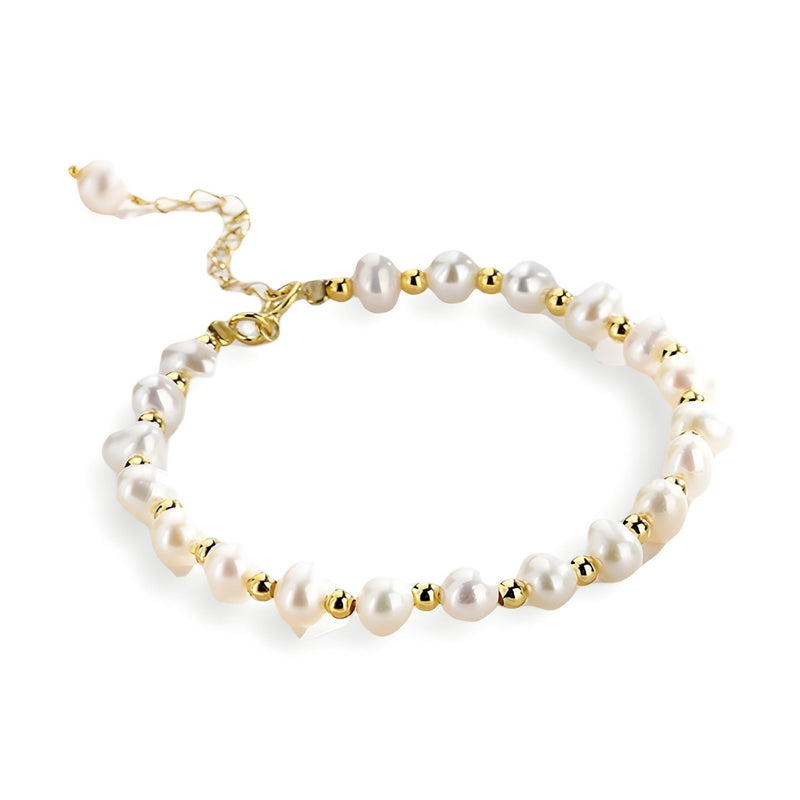 Bracelet doré avec perles naturelles blanches fines et chaînes délicates pour femme.