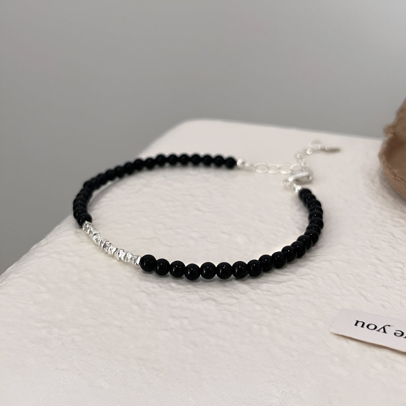 Bracelet fin en argent sterling avec perles d'onyx noir et fermoir ajustable.