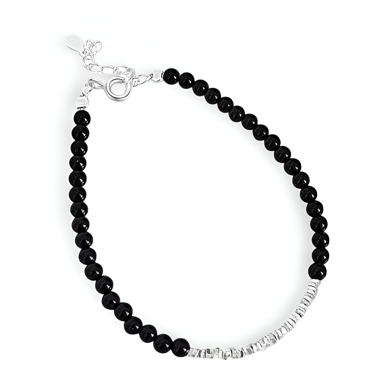 Bracelet en argent sterling avec perles noires d'onyx et détails argentés ciselés.