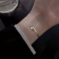 Bracelet en argent sterling fin avec étoile étincelante délicate pour femme.