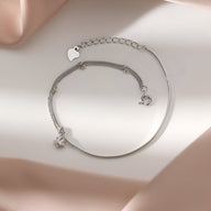 Bracelet en argent sterling avec étoile étincelante et chaîne fine réglable pour femme.