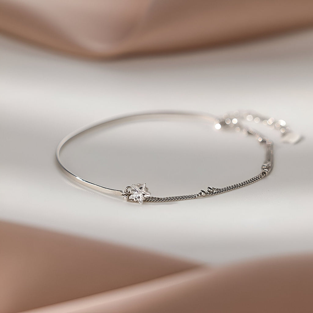 Bracelet fin en argent sterling avec pendentif étoile étincelante délicate pour femme.