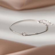 Bracelet fin en argent sterling avec pendentif étoile étincelante délicate pour femme.