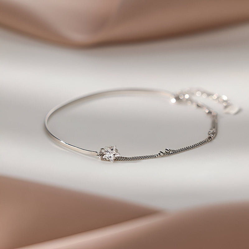 Bracelet fin en argent sterling avec pendentif étoile étincelante délicate pour femme.