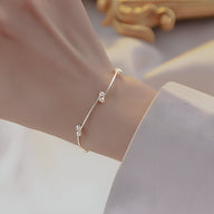 Bracelet fin en argent sterling avec nœud perlé délicat pour femme, modèle Romilda.