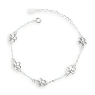 Bracelet argent sterling chaîne fine avec cinq ornements floraux polis espacés élégamment.