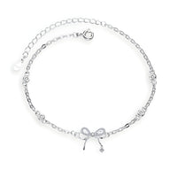 Bracelet fin en argent sterling avec ornement noeud délicat et chaîne ajustable.