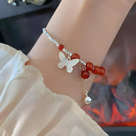 Bracelet en argent sterling avec pierres d'agate rouge et pendentif papillon délicat.
