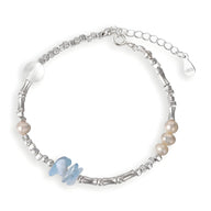 Bracelet en argent sterling avec pierres d'aigue-marine bleu pâle et perles naturelles crème, modèle délicat pour femme.