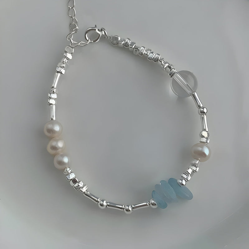 Bracelet en argent sterling avec perles naturelles blanches et pierres d'aigue-marine bleues pâles, fermoir à ressort.