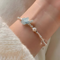 Bracelet en argent sterling avec pierres d'aigue-marine bleues, perles naturelles blanches et perles argentées fines.