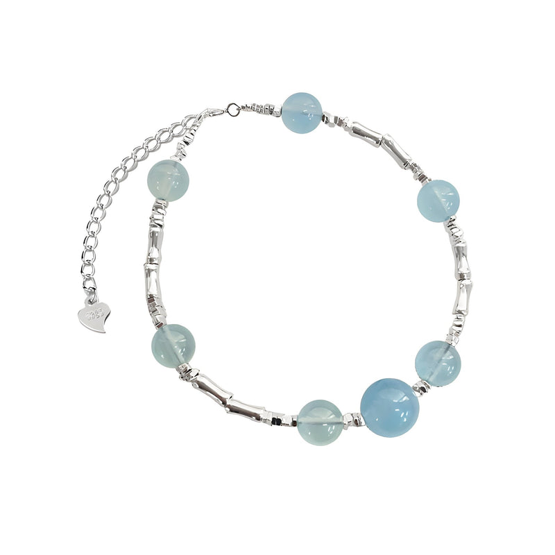 Bracelet en argent sterling avec perles rondes d'aigue-marine bleu clair, design délicat pour femme.