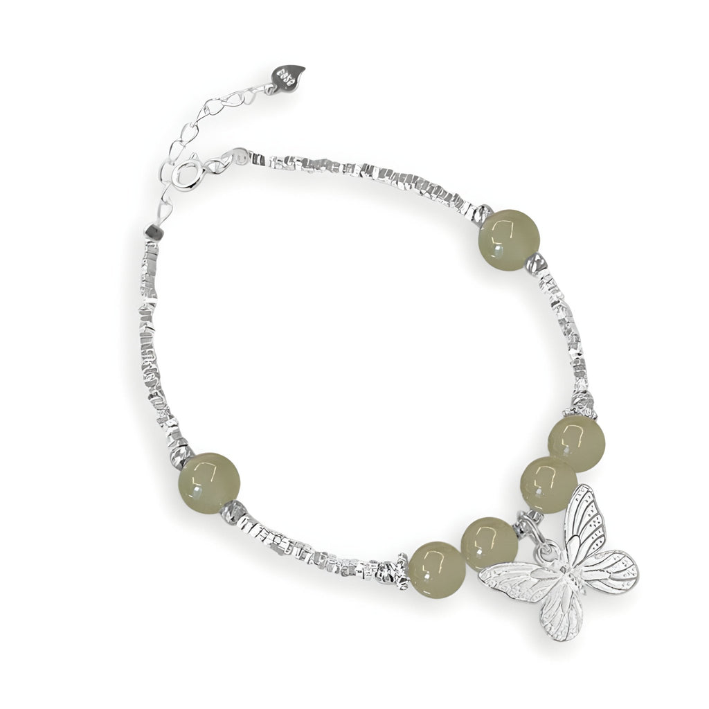 Bracelet argent sterling avec perles de jade vert clair et pendentif papillon délicat.