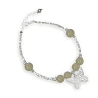 Bracelet argent sterling avec perles de jade vert clair et pendentif papillon délicat.