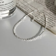 Bracelet fin en argent sterling avec maillons brillants, style élégant et épuré.