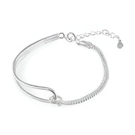 Bracelet en argent sterling avec design à nœud minimaliste et chaîne fine réglable pour femme.