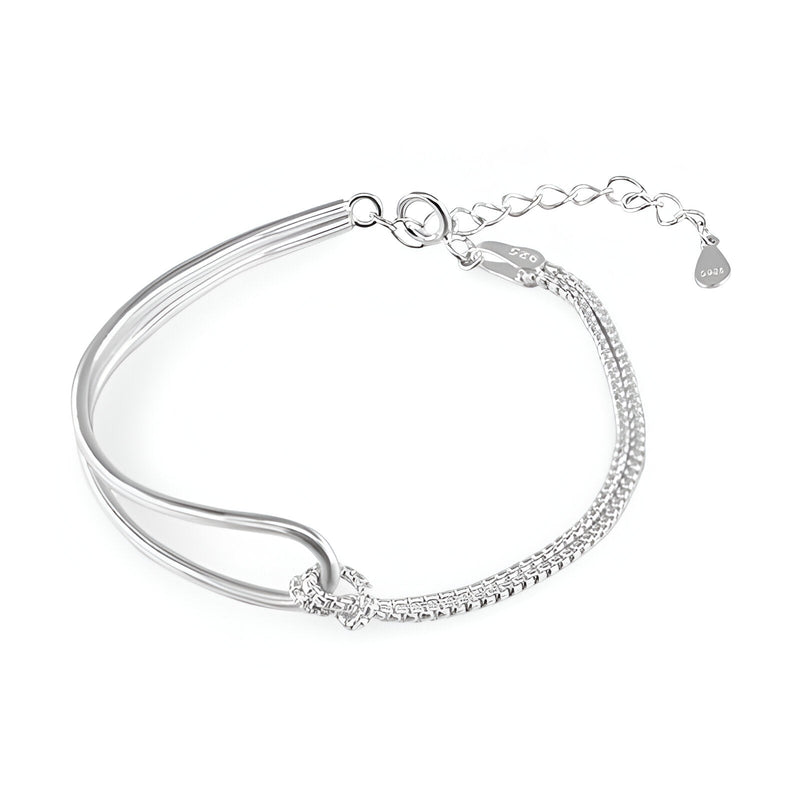 Bracelet en argent sterling avec design à nœud minimaliste et chaîne fine réglable pour femme.